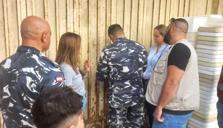الدائرة الصحية في بلدية طرابلس داهمت بالتعاون مع مصلحة الإقتصاد محلا للألبان والأجبان وتم أغلاقه بالشمع الاحمر