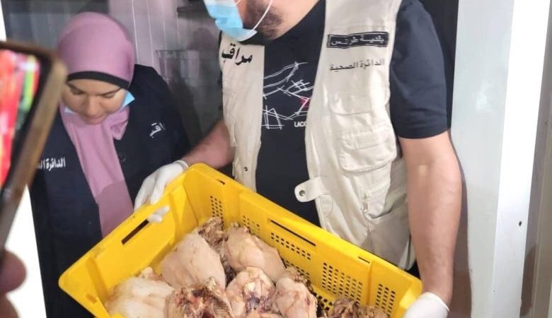 الدائرة الصحية في بلدية طرابلس تضبط 500 كيلوغرام من الدجاج الفاسد في جبل محسن