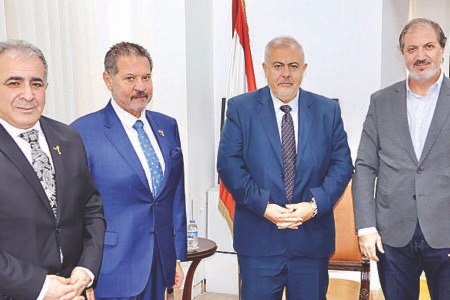 محافظ بيروت بحث مع ياسر عباس في تعزيز الظروف الحياتية للفلسطينيين