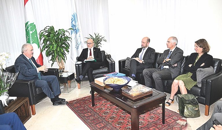 جابر يعرض المشاريع المشتركة مع وفد الوكالة الفرنسية للتنمية والسفير الفرنسي