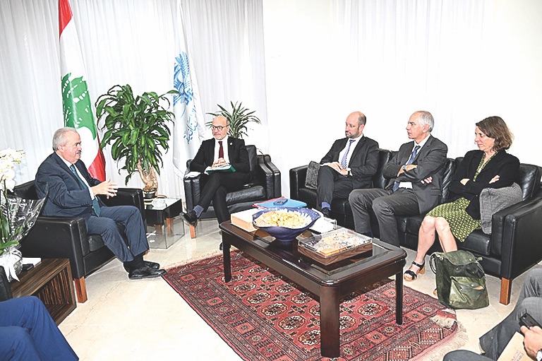 جابر يعرض المشاريع المشتركة مع وفد الوكالة الفرنسية للتنمية والسفير الفرنسي