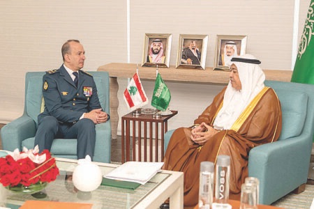 قائد الجيش شارك في حوار المنامة وعقد سلسلة لقاءات سياسية وعسكرية