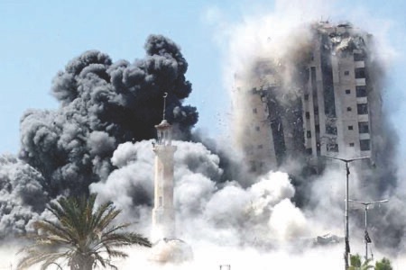 غارات ونسف منازل وتواصل البحث عن جثث المحتجزين في غزة