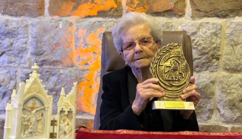 كرمت إدارة مدرسة السيدة للآباء الأنطونيين في حصرون السيدة ترازيا بطرس لابا (أم طوني) بحضور افراد الهيئة التعليمية والطلاب تعبيرا عن تقديرها لعملها المحب المفعم بالحنان على مدى ثلاثين عاماً .