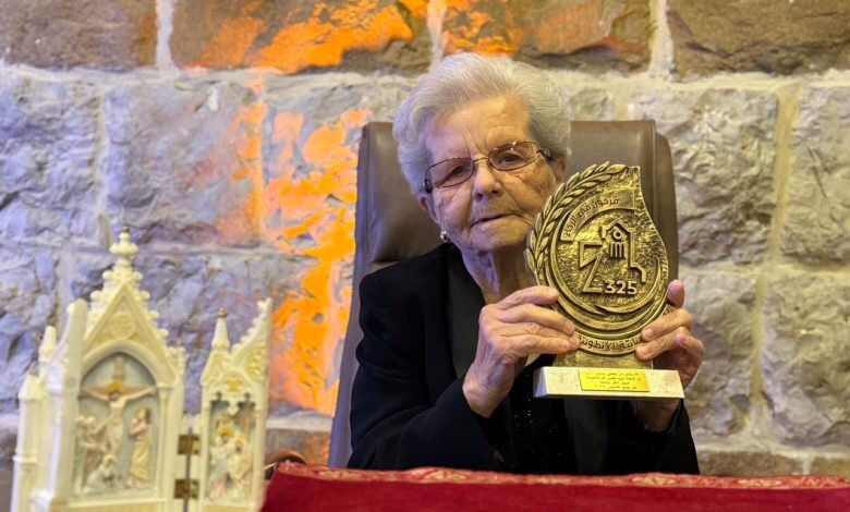 كرمت إدارة مدرسة السيدة للآباء الأنطونيين في حصرون السيدة ترازيا بطرس لابا (أم طوني) بحضور افراد الهيئة التعليمية والطلاب تعبيرا عن تقديرها لعملها المحب المفعم بالحنان على مدى ثلاثين عاماً .