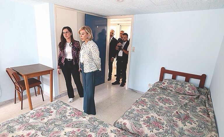 اللبنانية الأولى تزور مشروع «نساء الشمس» التابع لجمعية سطوح بيروت وتؤكد على أهمية تمكين المرأة واستدامة المبادرات الاجتماعية