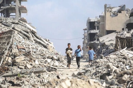 غارات داخل الخط الأصفر بغزة وتسليم جثامين 15 شهيداً