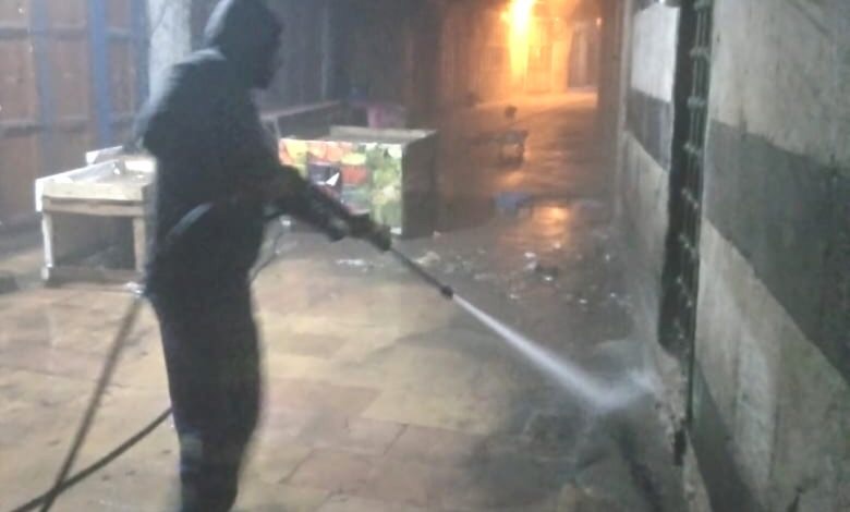 بلدية طرابلس توسع حملة النظافة والشطف لتشمل معظم الأسواق في المدينة