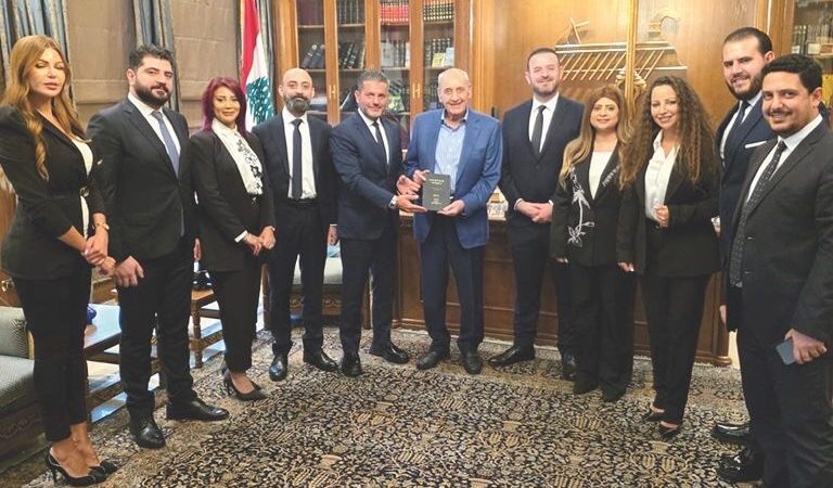 بري تسلم من وفد حقوقي إعلامي كتاب “قانون موحد للأحوال الشخصية”