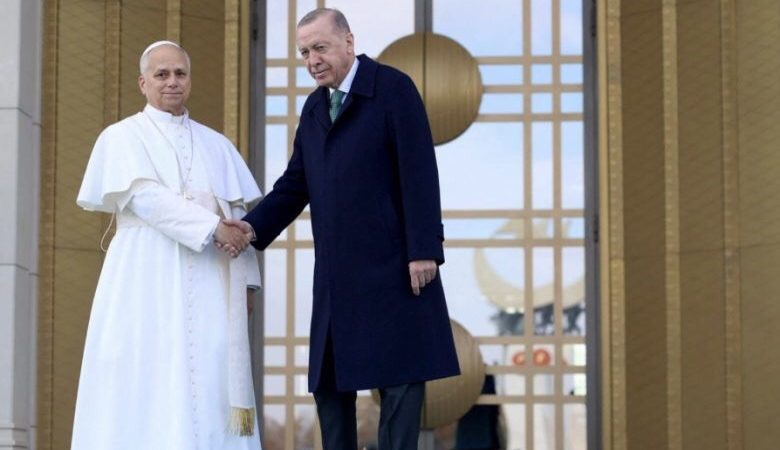 البابا في تركيا: مستقبل البشرية على المحك 