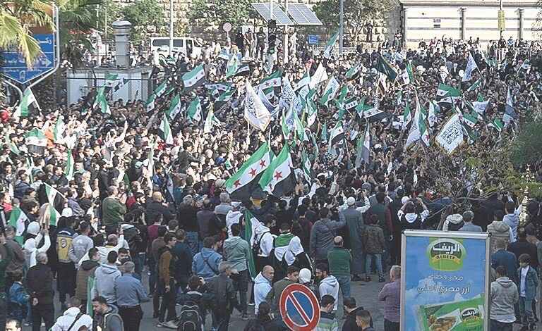 تظاهرات حاشدة في سوريا احتفالاً بالذكرى الأولى لـ”إطاحة الأسد”