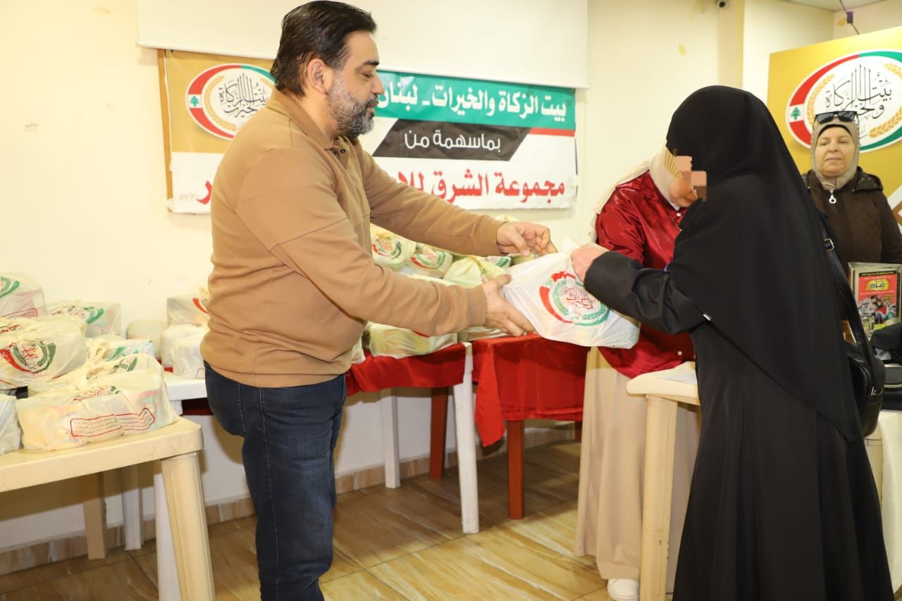 وزع بيت الزكاة والخيرات حصصاً من المعلّبات