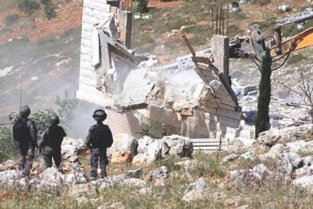 تهجير 100 فلسطيني بهدم عمارتهم بالقدس واستشهاد فلسطيني بقصف شرق غزة