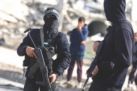 صحيفة عبرية: “حماس” مستعدة لـ”هدنة” تتنازل فيها عن السلطة وتضع سلاحها الثقيل “وديعة”