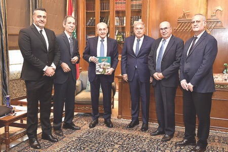 برّي تسلّم كتاب الريجي التوثيقي «تِسعون»