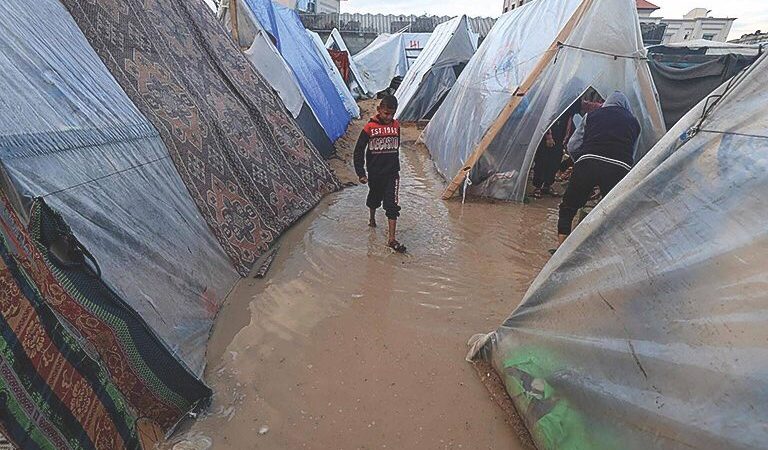 منخفض جوّي يغرق خيام آلاف النازحين بغزة وتحذيرات من كارثة