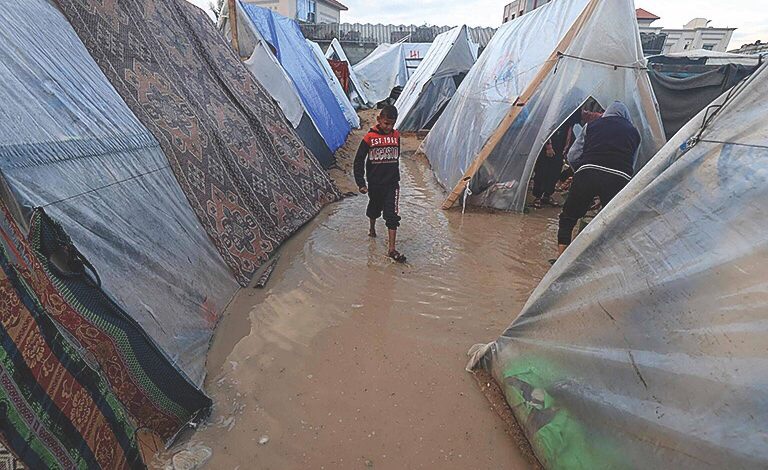 منخفض جوّي يغرق خيام آلاف النازحين بغزة وتحذيرات من كارثة