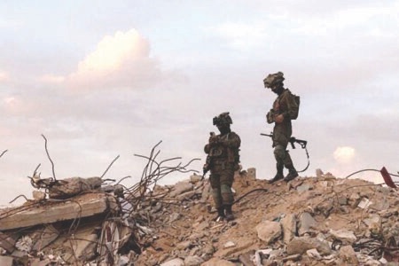 إصابة جندي برصاص طائش… غارات إسرائيلية شرقي مدينتي رفح وخان يونس