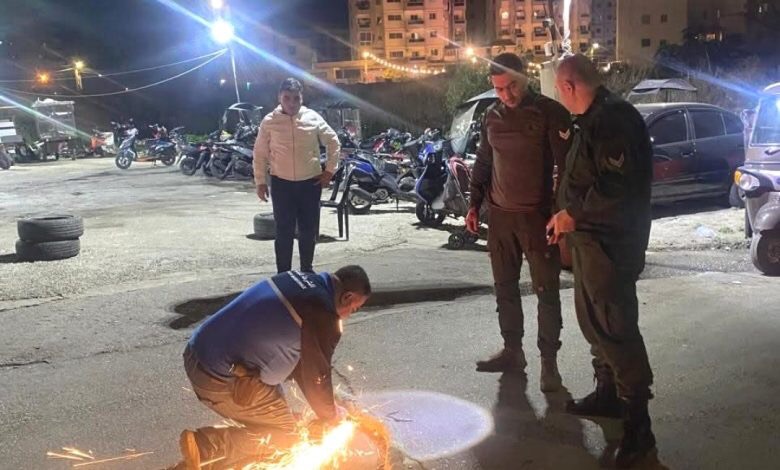 حملة ليلية لشرطة بلدية طرابلس في عدد من الأحياء لرفع التعديات ومصادرة السبيكرات ومكبرات الصوت في السيارات