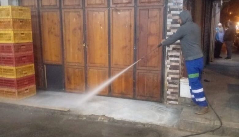 بلدية طرابلس تواصل حملة النظافة والشطف الليلية بالأسواق الداخلية في المدينة القديمة وباب التبانة