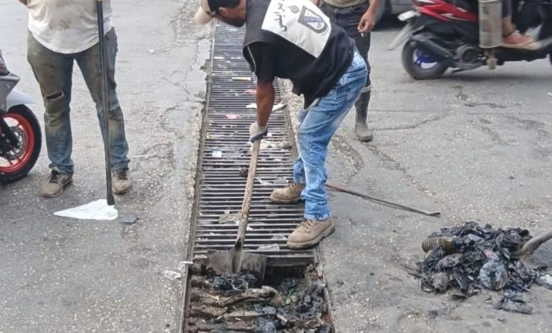 وزارة الاشغال والنقل وبلدية طرابلس باشرتا تنظيف مجاري الصرف ومجاري مياه الأمطار على الطرقات الدولية ضمن نطاقها الإداري