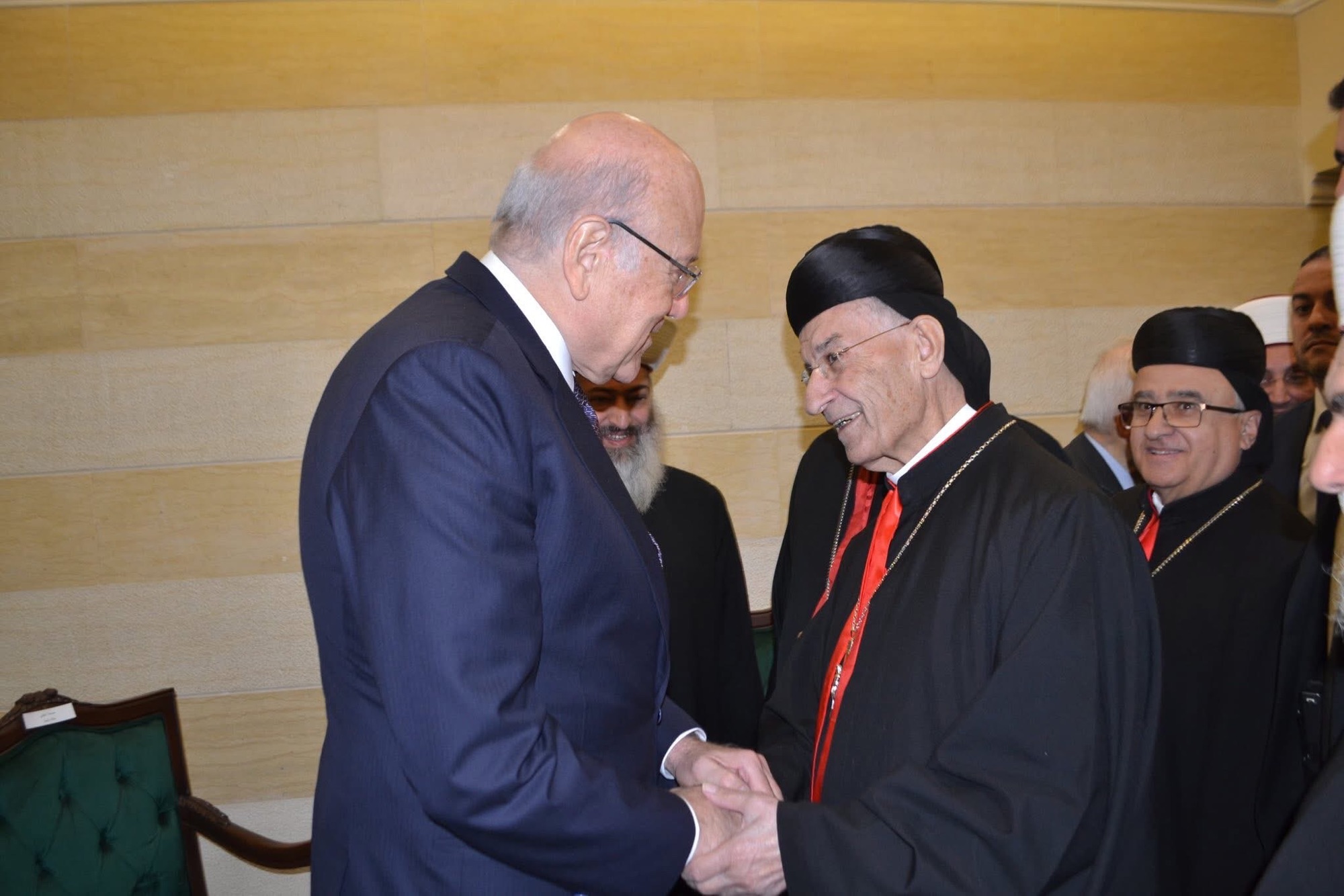 زار البطريرك الماروني الكاردينال مار بشارة بطرس الراعي دار الفتوى في مدينة طرابلس اليوم ، كان في استقباله مفتي طرابلس الشمال الشيخ محمد امام ومفتي طرابلس السابق مالك شعار.