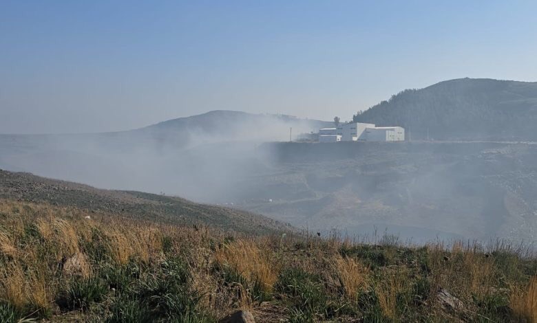 اشتعال مكب سرار يلوّث أجواء شير حميرين ويؤدي إلى إقفال المدرسة الرسمية حفاظًا على سلامة التلاميذ