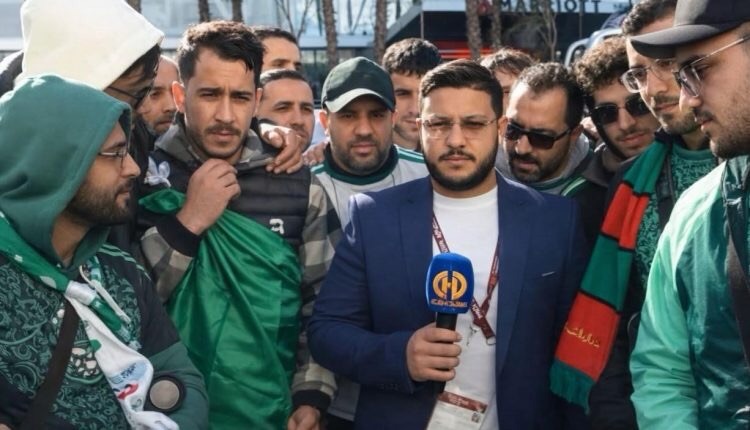 بعدما نسي الميكرفون مفتوحا ، قصة انفضاح امر مراسل جزائري باختلاق ازمة وهمية ، وهذه آخر التطورات .