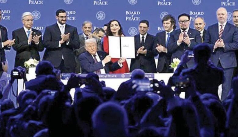 ترامب يدشن مجلس سلام غزة في دافوس مطالباً حماس بتسليم السلاح وإلا نهايتها