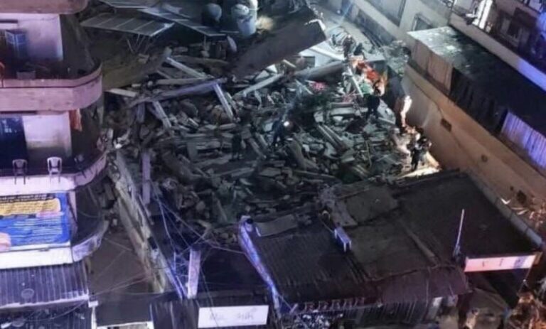 استمرار جهود الإنقاذ لانتشال عائلة عالقة تحت أنقاض مبنى منهار في طرابلس&nbsp;