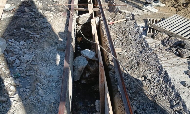 بلدية طرابلس باشرت بتأهيل المصبعات الحديدية لتصريف مياه الأمطار القبة