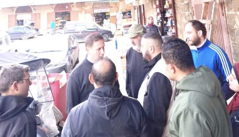 بلدية طرابلس تنفذ جولة ميدانية للحفاظ على السلامة العامة والأمن الغذائي في باب التبانة وتشميع أحد المتاجر