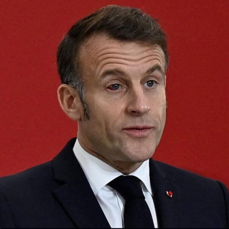 تفاصيل صدمة الشعب الفرنسي بعد ظهور الرئيس بعين محمرة شبه مغمضة . فهل تشاجر مع زوجته كما كتب البعض ؟