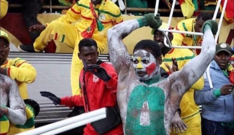 وأخيرا ، مغاربة المنصات الاجتماعية يحددون هوية الوحش العملاق الذي هاجم المنظمين خلال نهائي الكان .