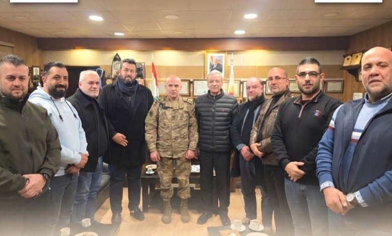 رئيس ومجلس بلدية ديرعمار في معسكر عرمان لتهنئة قائد اللواء الثاني