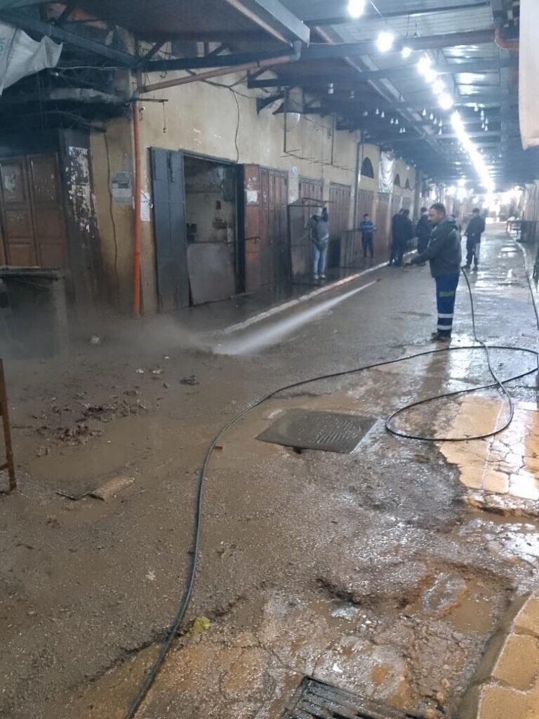 حملة النظافة والشطف الليلية لبلدية طرابلس متواصلة في المدينة القديمة وأسواقها