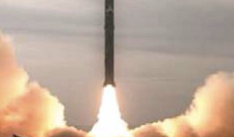 إيران تنشر صاروخاً باليستياً مطوراً وأميركا تنفّذ عمليات تدريبية بالمنطقة