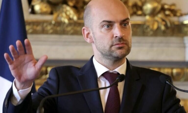 بارو بعد زيارته بيروت: فرنسا تقف الى جانب لبنان