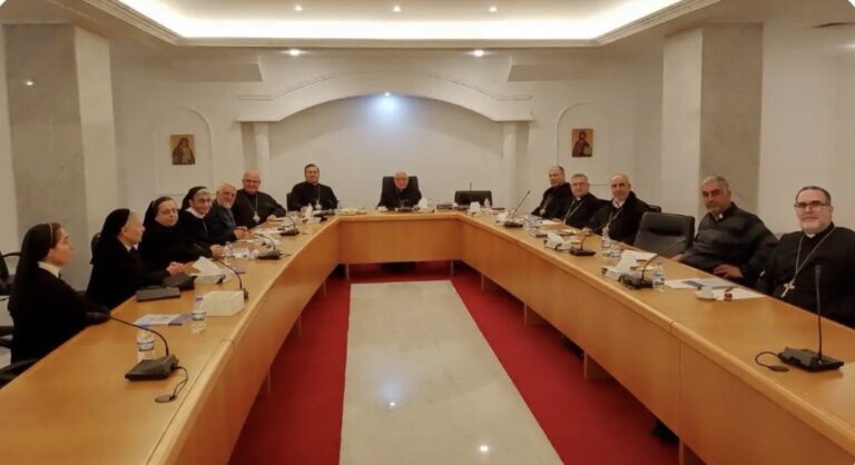 مطارنة الروم الكاثوليك يرحبون بعودة الجنوب الى حضن الدولة ويشددون على إجراء الانتخابات النيابية في موعدها