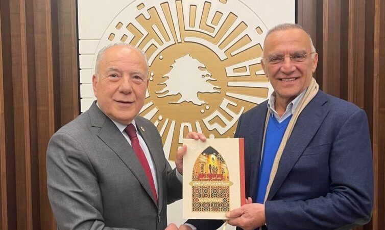 حين يصبح النجاح هوية …سامر حلّاب يُقدم &nbsp;كتاب مسيرته &nbsp;الى رئيس غرفة طرابلس الكبرى