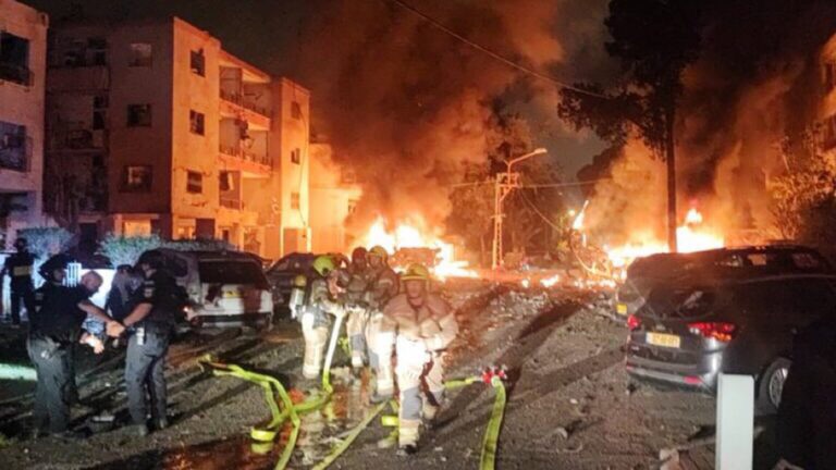 قصف يستهدف مصنع كيمياويات في بئر السبع وغارات على طهران وشيراز ووسائل إعلام طهران تضيف أهدافا أميركية عالية القيمة