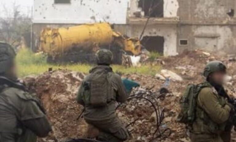 ونقلت رويترز عن مسؤول عسكري إسرائيلي انه “سيتم فرض السيطرة العملياتية الكاملة على بلدة بنت جبيل بجنوب لبنان في غضون أيام”