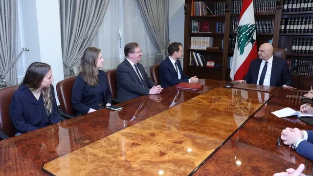 الرئيس عون لوزير الدولة البريطاني لشؤون الشرق الأوسط: وقف إطلاق النار سيكون المدخل الطبيعي للمفاوضات المباشرة بين لبنان وإسرائيل وفق المبادرة الرئاسية