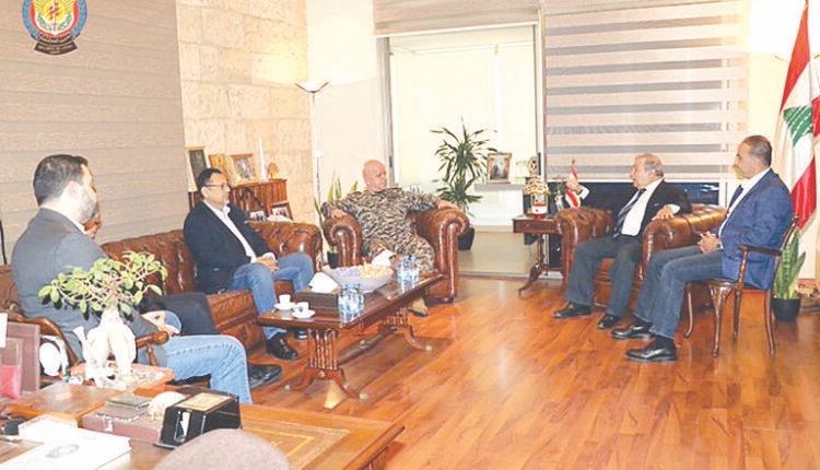 نقيب الصحافة عزّى بشهداء أمن الدولة