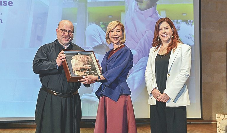 اللبنانية الأولى تفتتح منتدى التعليم في جامعة الروح القدس – الكسليك: السيدة عون : إذا أردنا دولة قويّة علينا أن نكون مجتمعًا مسؤولاً ومتماسكًا والصمود وحده لا يكفي بل علينا أن نبني وطنًا معًا تحت سقف الدولة وتحت علم واحد