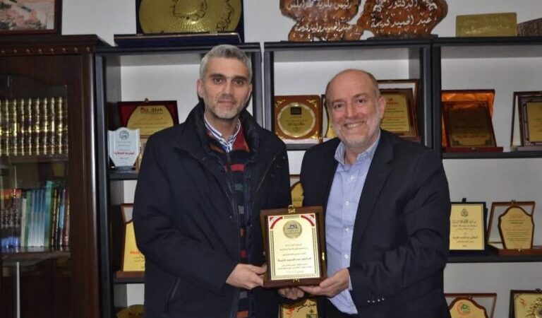 التجمع المهني للإصلاح والتنمية قدم درعا لرئيس بلدية طرابلس تقديرا لجهوده في رعاية مصالح المدينة