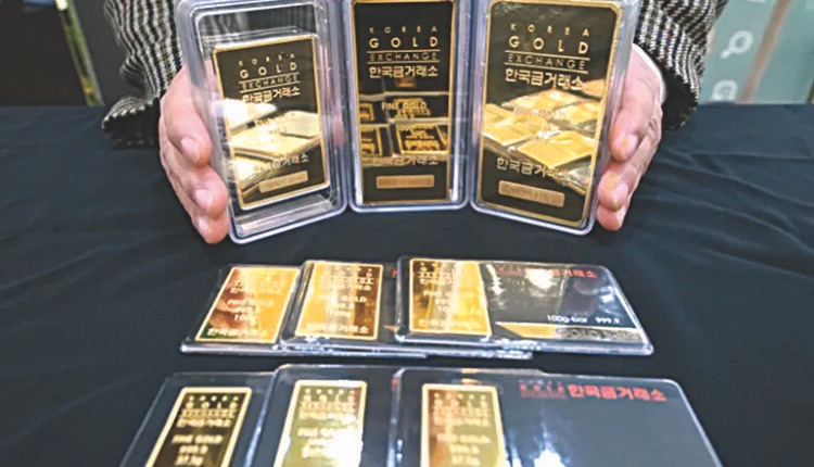 الذهب يتراجع وسط مخاوف من التضخم الناجم عن ارتفاع أسعار النفط عالمياً