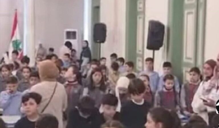 رئيس بلدية طرابلس لطلاب المسابقة السنوية في الروبوت والتحكم الذاتي تحت عنوان الفحص المبكر للمباني المتصدعة: