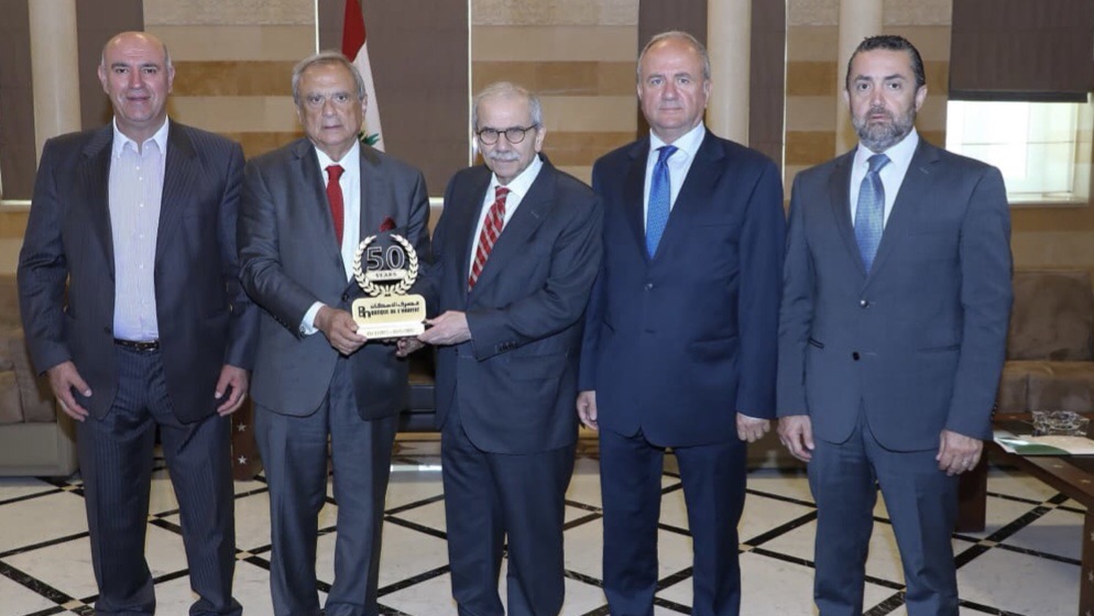 حبيب يسلّم رئيس الحكومة “اليوبيل الذهبي” لمصرف الإسكانويطلب دعمه لإلغاء رسم التسجيل العقاري حتى سقف الـ100 ألف دولار&nbsp;