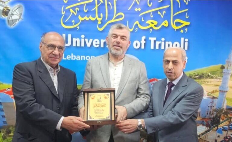 اللقاء السادس لبرنامج تطوير القيادات البلدية بعنوان “قانون الشراء العام والرقابة المالية على البلديات” في جامعة طرابلس تخلله تقديم درع للدكتور سليم مسعد